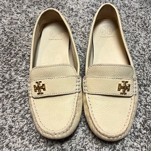 Tory Burch
Cream Kira Driver- Mini Tumbled Leather Style# 56443 Flats Size 7